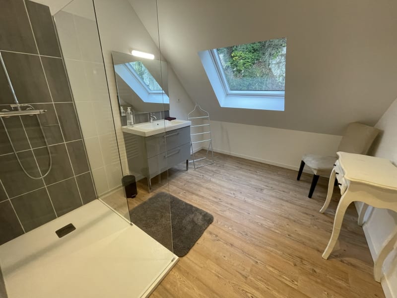Salle de bain mansardée moderne à la villa Le Bovary aux Gites De Flaubert, avec douche à l'italienne, vasque, puits de lumière et boiseries