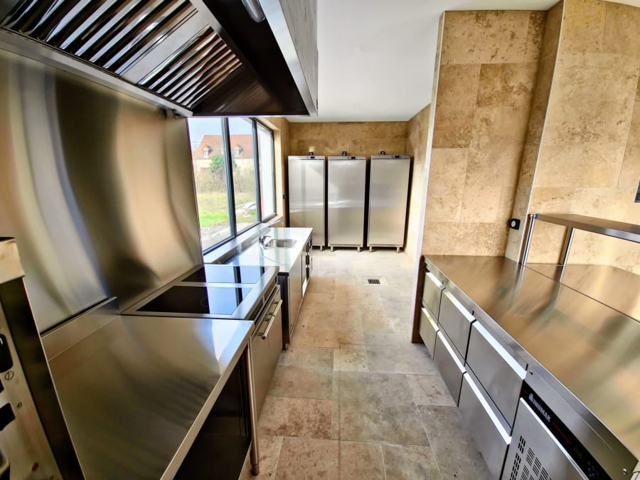 Cuisine professionnelle en inox avec hotte, piano Ambassade de Bourgogne et four pro