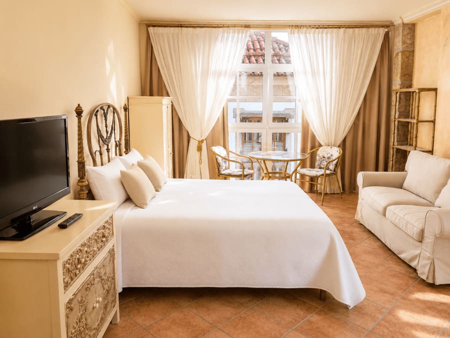 Estudio Boqueira de Holibai en Baiona, con cama de matrimonio, zona de estar y amplio ventanal