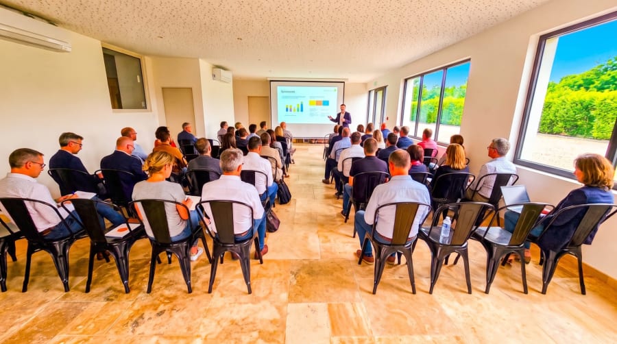 Séminaire en configuration théâtre dans la salle principale de 100 m² climatisée avec vidéoprojecteur