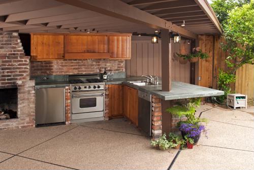 Follow these tips to help build professional quality outdoor kitchens that can survive a harsh winter climate.