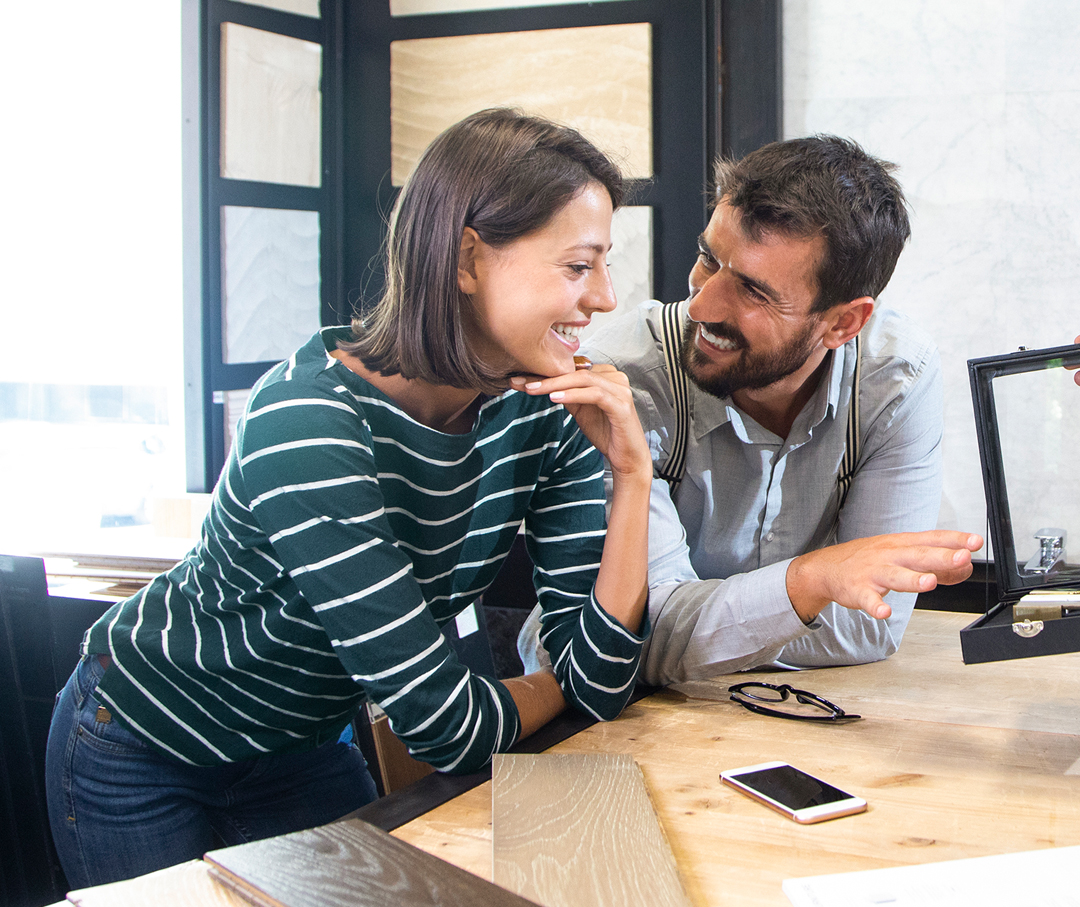 Image of two people happily talking about Aquarius website.