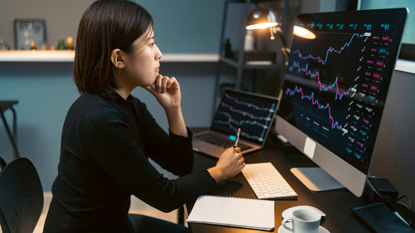 Analyst looking at computer.