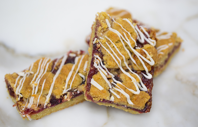 Amoretti Recipe: Cranberry White Chocolate Streusel Bar