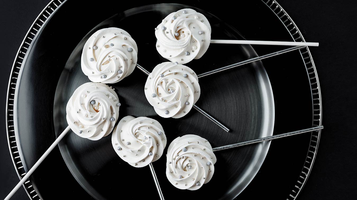 Amoretti Recipe: Wintry Meringue Pops