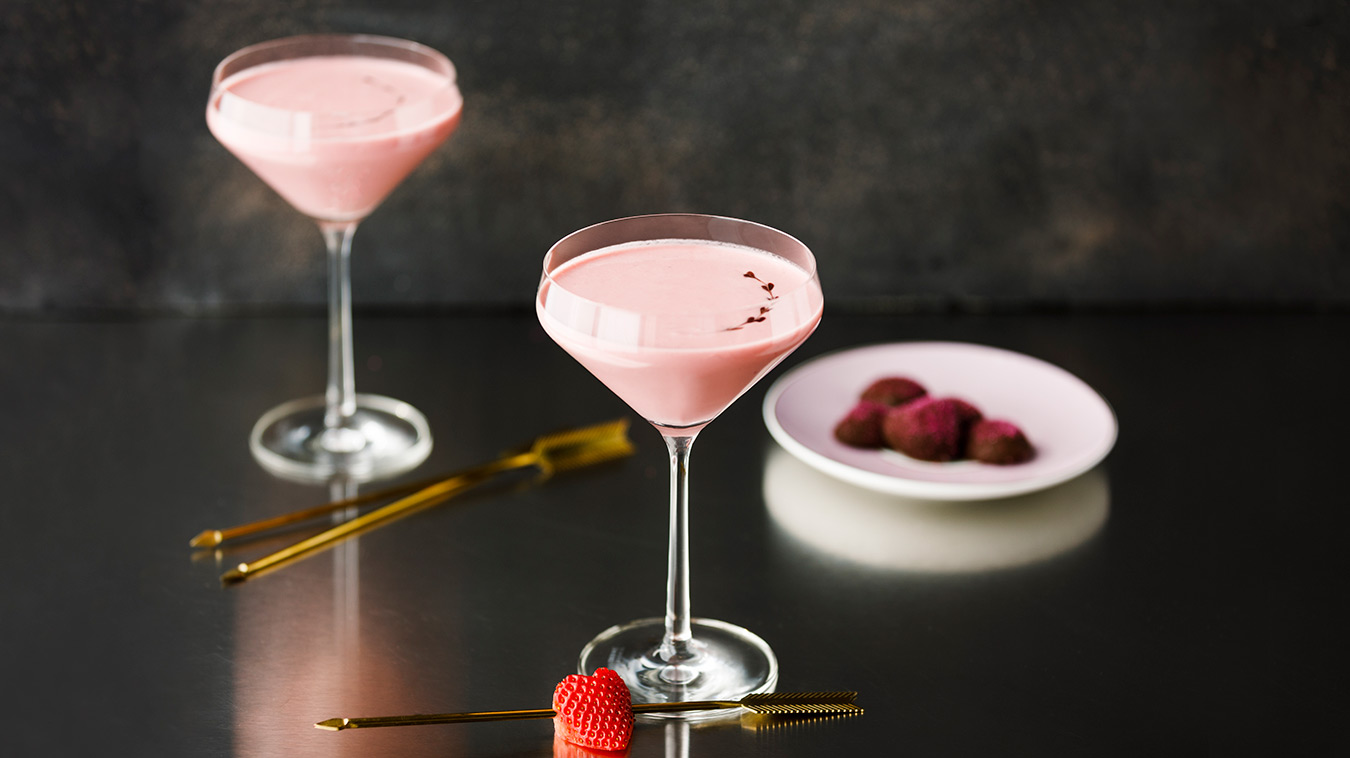 Amoretti Recipe: Chocolate Covered Strawberry Martini with heart drizzle