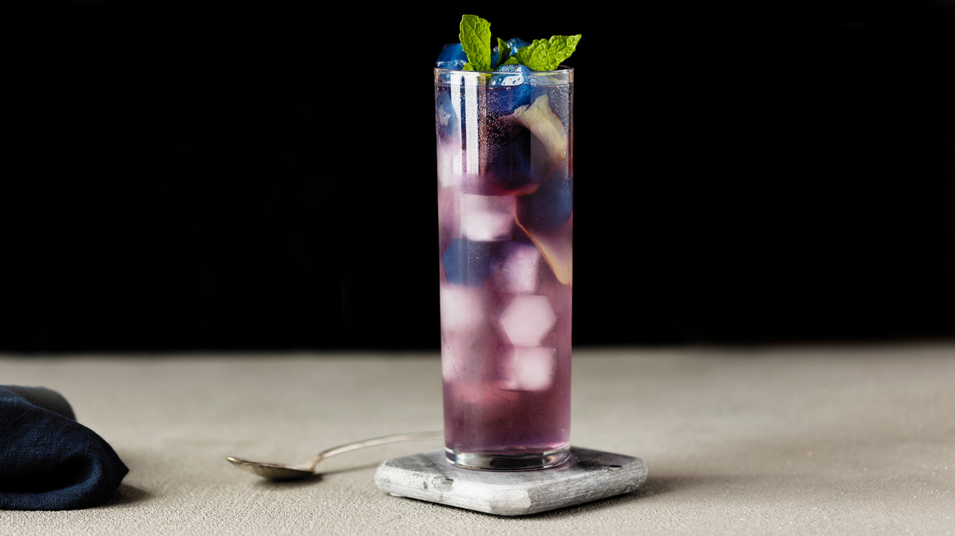 Amoretti Recipe: White Peach Moscow Mule with Butterfly Pea Tea Ice Cubes