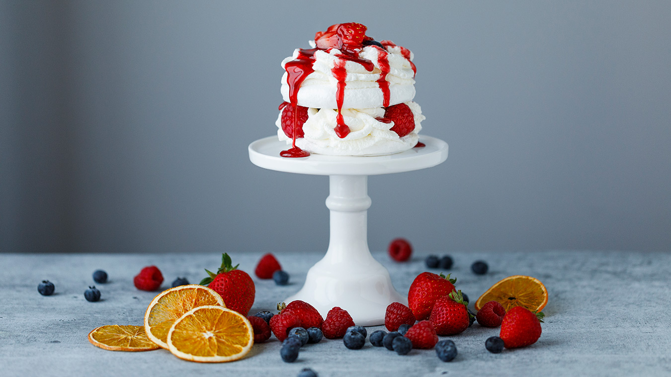 Amoretti Recipe: Pavlova with Fresh Berries