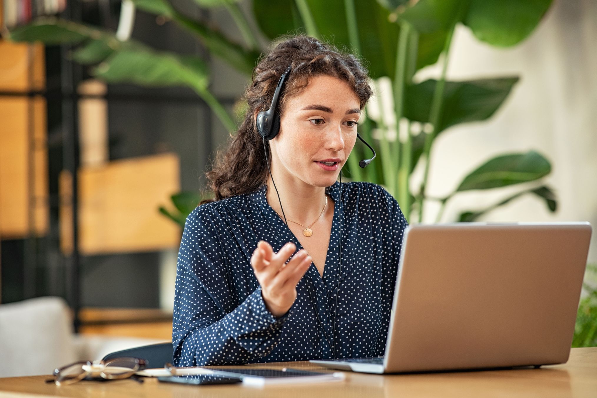 ANAGO_Corporate_Woman_has_an_online_meeting_1855133746_300dpi-min.jpg