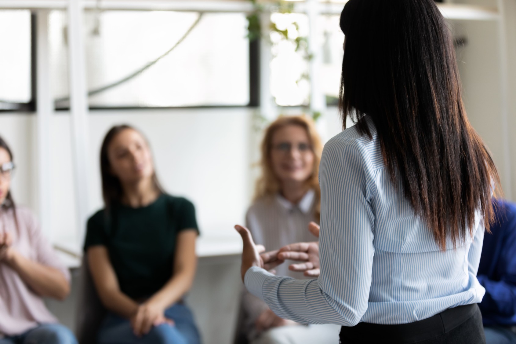ANAGO_PublicHealth_Woman_explains_things_to_group_1613073370_300dpi.jpg