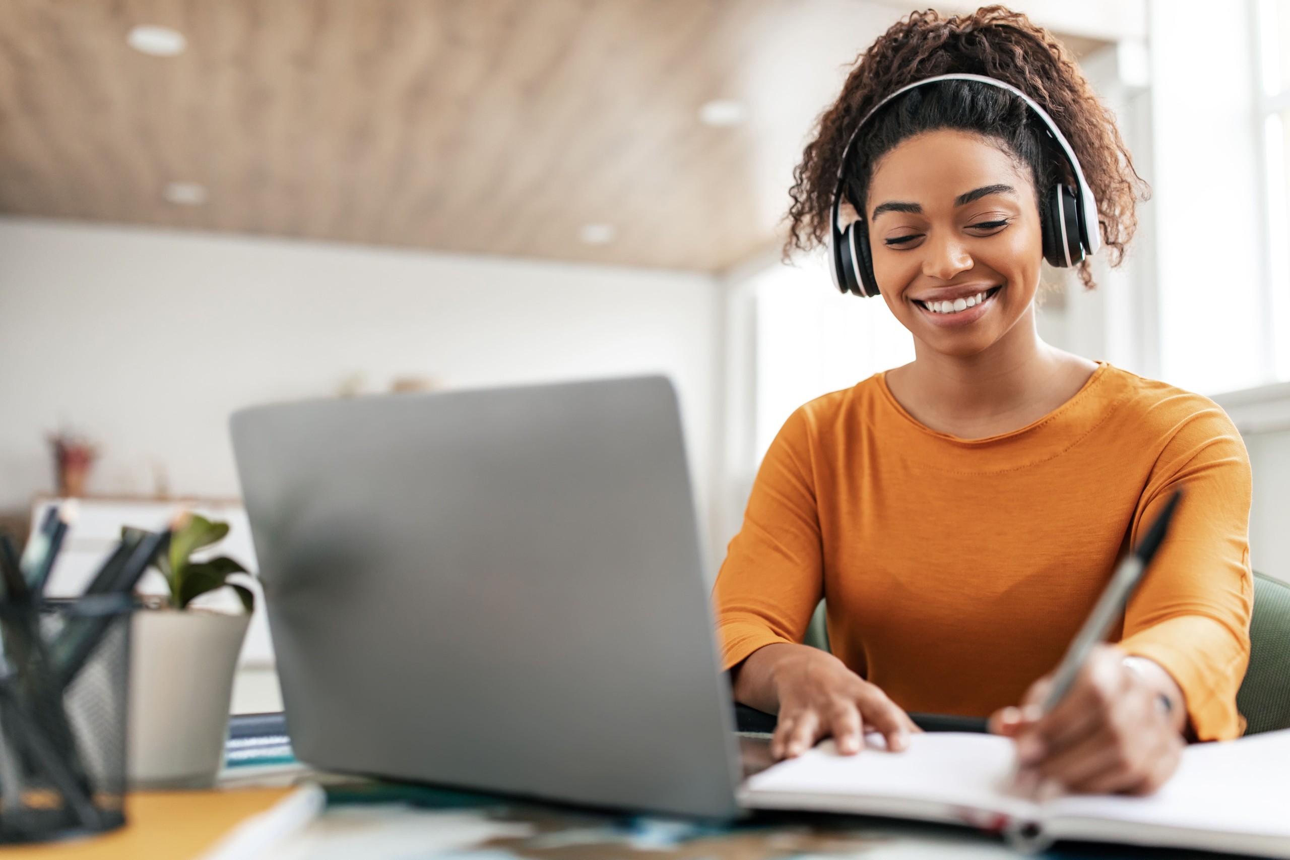 ANAGO_Education_Woman_studying_laptop_headphones_2162603317_300dpi.jpg