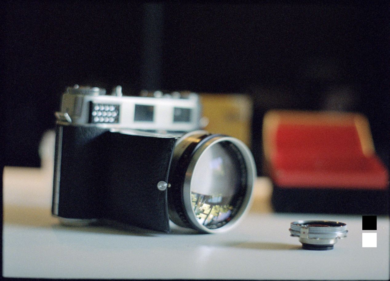 Kodak Retina Longar mounted on Retina IIIC. To the right, is the native 50mm lens element — notice the red dot on the metal tab.