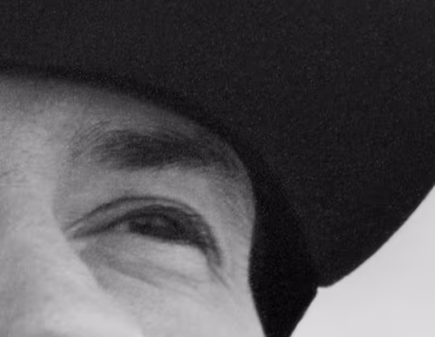 A close-up of the above photograph (about 5x crop). Scanned with Nikon SUPER COOLSCAN 5000ED at the max resolution of 4K DPI. The slight lack of sharpness is due to the vintage lens being used at its widest aperture.