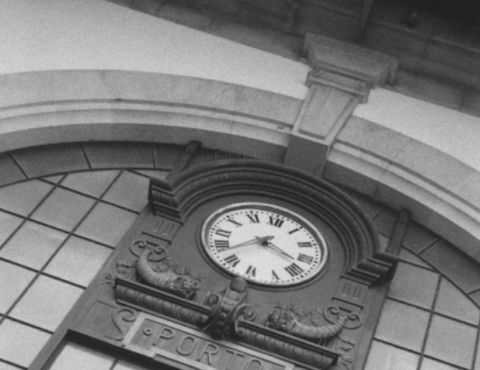 Watch in Station São Bento. Rollei 35  SE, 25mm.