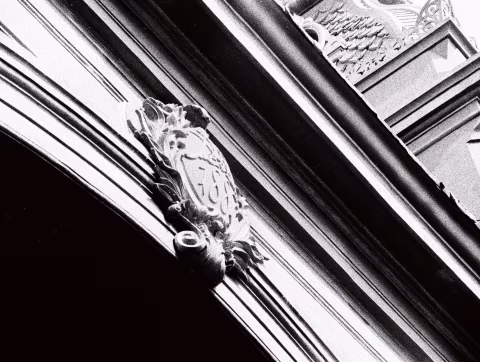 The towers boast integral and applied decorations, such as this crest showing 1887, the year of inauguration of the bridge.