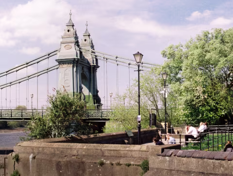 View of the bridge from the Hammersmith side. Notice the green and gold paint scheme.