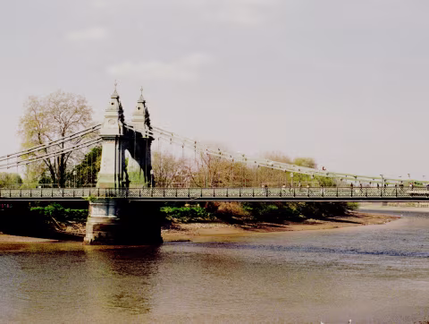 The bridge design includes two independent eyebar chains (one directly above the other) that in turn support the “suspended” carriageway and the walkways below.  Each one of the chains is made up of a number of individual eyebars.