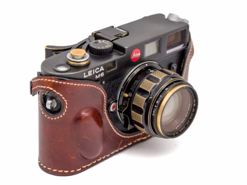 Omnar Bertele 50mm 𝒇2 MC FLB is a modern recreation of the classic Jena lens formula from 1934.
The founders, Chris (…