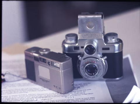 Bolsey Model C is somewhat heavy at 538g/1.2lb, but it’s smaller (shorter) than most TLRs. Here, it stands next to one of the smallest 35mm film cameras ever made: Minolta TC-1. Model C certainly isn’t pocketable; nevertheless, it’s easy to hold in hands — you’ll need both — and won’t give you a shoulder burn, as some other TLRs may.