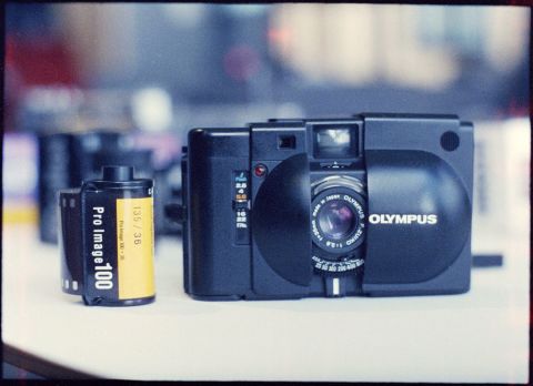 Olympus XA. It’s slightly taller than Mju II but considerably heavier at 240g — a difference of nearly 100g/3½oz. XA does not have autofocus or motorized film transport; instead, it houses moving metal components.