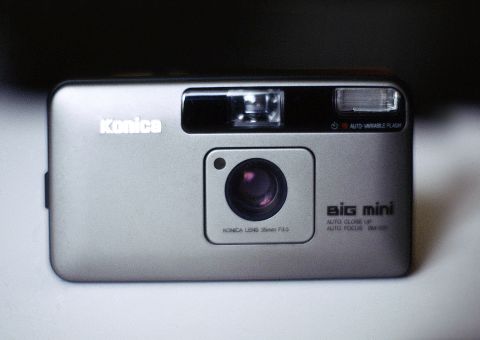 Konica Big Mini BM-201 with its lens barrel retracted. Notice that the lens remains exposed and there’s no lens cap option.