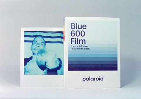 Polaroid lanza su nueva película: Blue 600 Film Reclaimed Edition