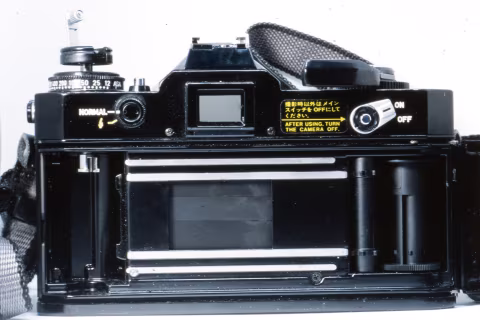 Copal-built shutter (metal blades travelling vertically). The photograph was taken with a Nikon F5 and a Macro Tokina AF 100mm f./2.8 lens on Fujichrome Provia 100F.