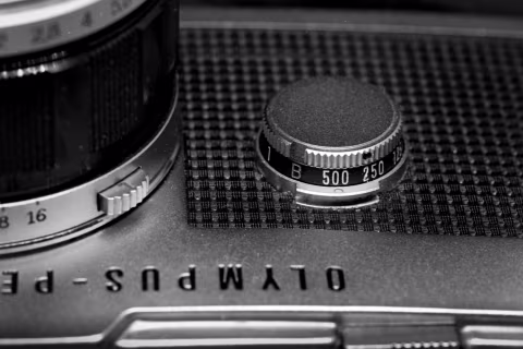 The shutter speed dial. Notice also the release button marked “L” at the base of the lens.