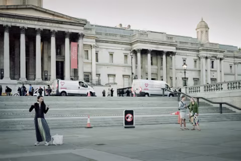 Vans and food stations organised by charities take turns offering hot meals on different days of the week (Svema Color 125).