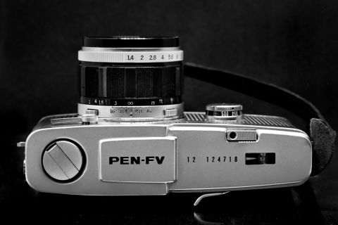 My Olympus PEN FV and a Zuiko 40 mm f/1.4 normal lens. The top plate features the engraved PEN – FV lettering. All the close-up photographs for this article were taken with a Nikon F5 and a Macro Tokina AF 100 mm f/2.8 on Agfa APX 25 developed for 6 minutes in Rodinal in a 1 + 25 solution at 20 degrees Celsius.