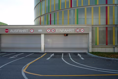 By the roadside # 2719 — Neu-Ulm
© Michael Nguyen / VG Bild-Kunst, Bonn 