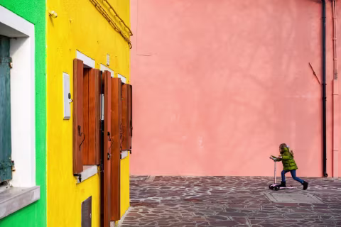 By the roadside # 2799 — Burano, Italy
© Michael Nguyen / VG Bild-Kunst, Bonn