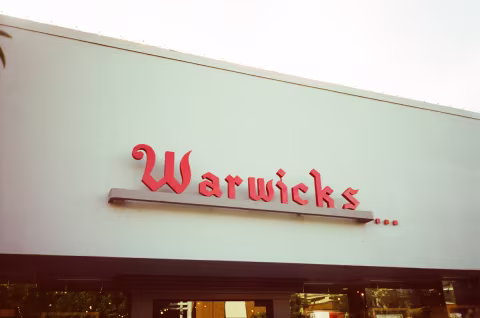 Vintage-looking sign in La Jolla, California.