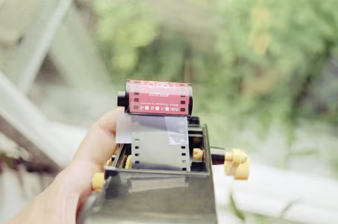 Fastening the bulk roll to the film cartridge.