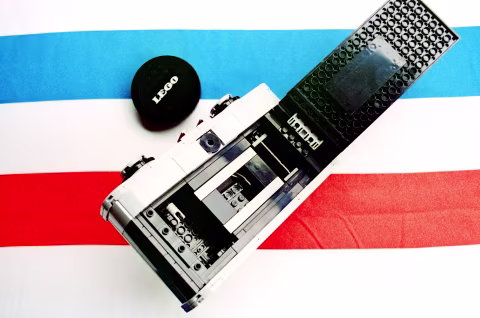LEGO ZH1 with the film door open. In the middle of the camera you can see the shutter held and the elastic band (an official LEGO component) that facilitates the shutter’s quick return.
