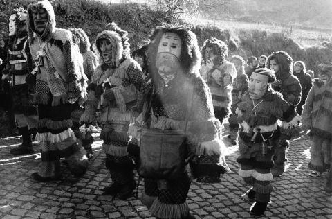 Ousilhão, Vinhais. A group of “máscaros” travelling through the streets of the village.

Leica R5, Elmarit 35 mm, Kodak Tri-X