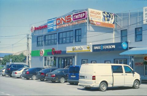 Это прямой скан с Эктахром 100, без обработки, на мой взгляд слегка переэкспонирован, снят с ИСО 50, хотя смело можно б…