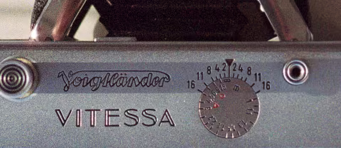 Depth of field calculator on Voigtländer Vitessa camera. The numbers 2 through 16 indicate lens apertures, while the number markings on the inner circle are distances in metres. In its current position, everything between 4.5m and infinity would be in focus when shooting at 𝒇16.