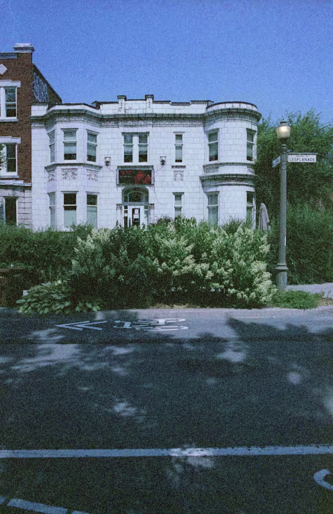 Lomochrome Color’92 pushed +2 stops to EI 1600 with Canon F-1 and 24mm Canon FD f2.8. Colour-corrected. Montréal.