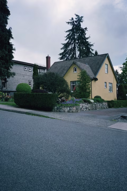 Konica Big Mini BM-302 with Fujifilm Superia X-Tra 400. For this picture, I’ve set the EV+1.5 to make sure that the backlit house is well-exposed.