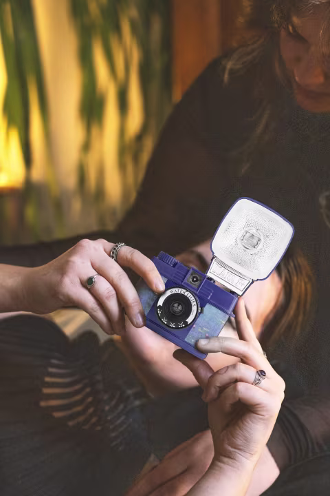 Lomourette is Lomography’s new half-frame camera with a flash that looks like Diana Mini.
Diana Mini was my second fil…