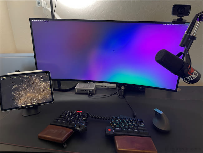 A picture of my current desk setup.