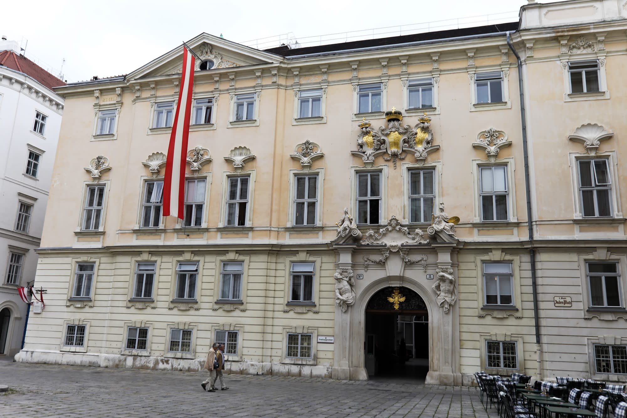 Beitrags Bild: Zur Disziplinarstrafe einer Lehrerin die sich weigerte, eine Maske zu tragen und "Verschwörungstheorien" verbreitete