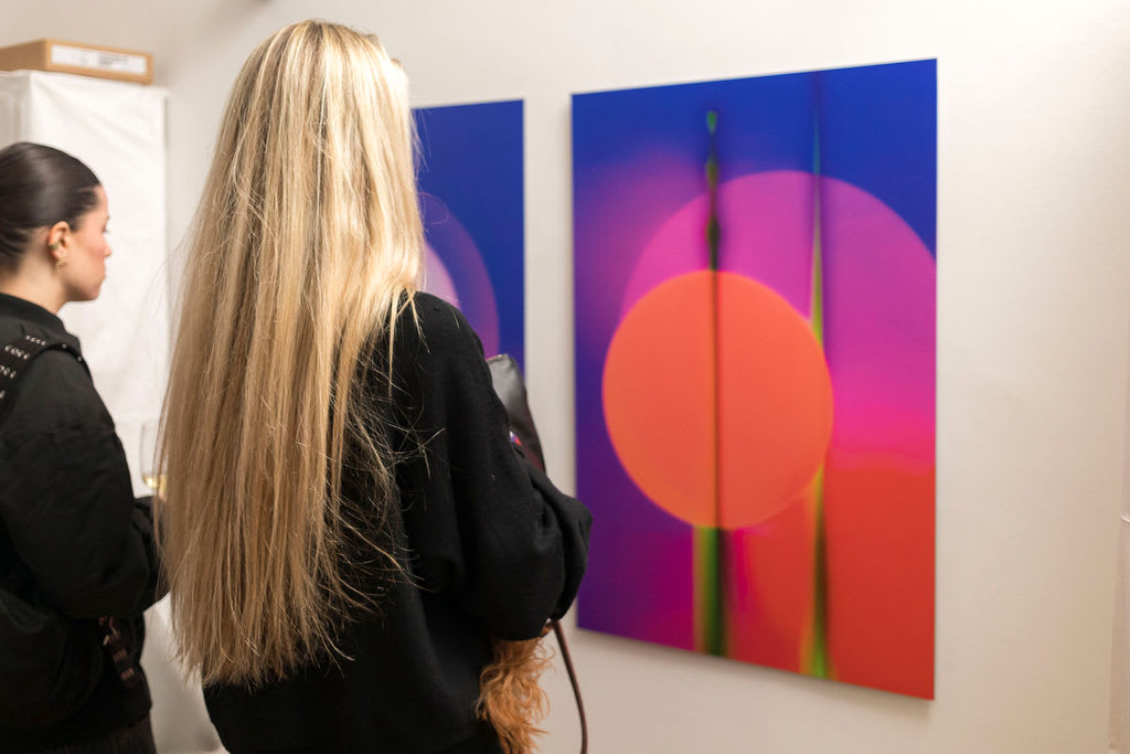 Beitrags Bild: Kunst trifft Steuerberatung: „Fluid Identities“ bei Simplify Tax