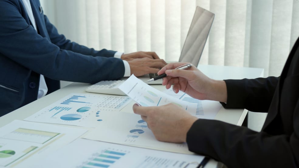 Beitrags Bild: Geschäftsführer:innen-Gehalt oder Gewinnausschüttung: Die steuerlich optimale Entnahmestrategie bei Beteiligungen unter 25 %