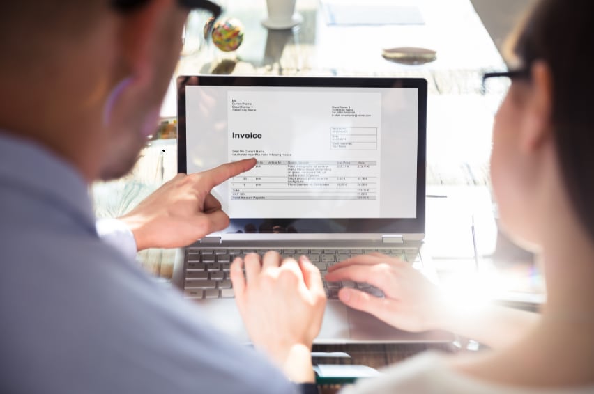 Beitrags Bild: Ist das Vorliegen einer richtigen Rechnung im Dreieckgeschäft nur eine formelle Voraussetzung? – der kommende EuGH-Entscheidung