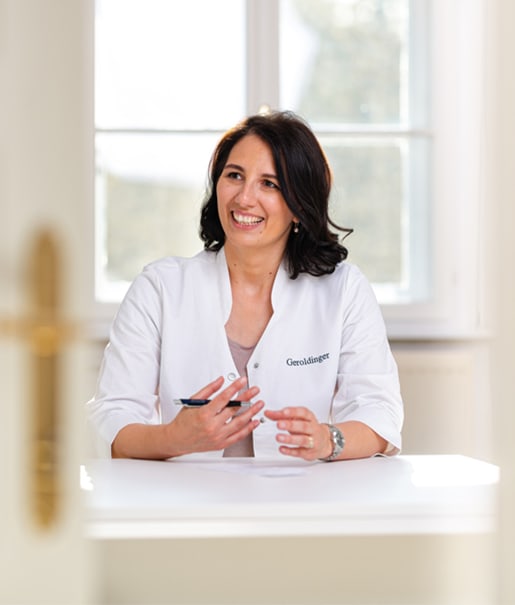 Prof. Dr. med. Marija Geroldinger-Simić in ihrer Ordination