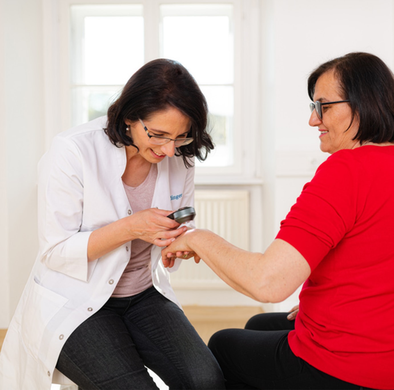 Prof. Dr. med. Marija Geroldinger-Simić bei einer dermatologischen Untersuchung