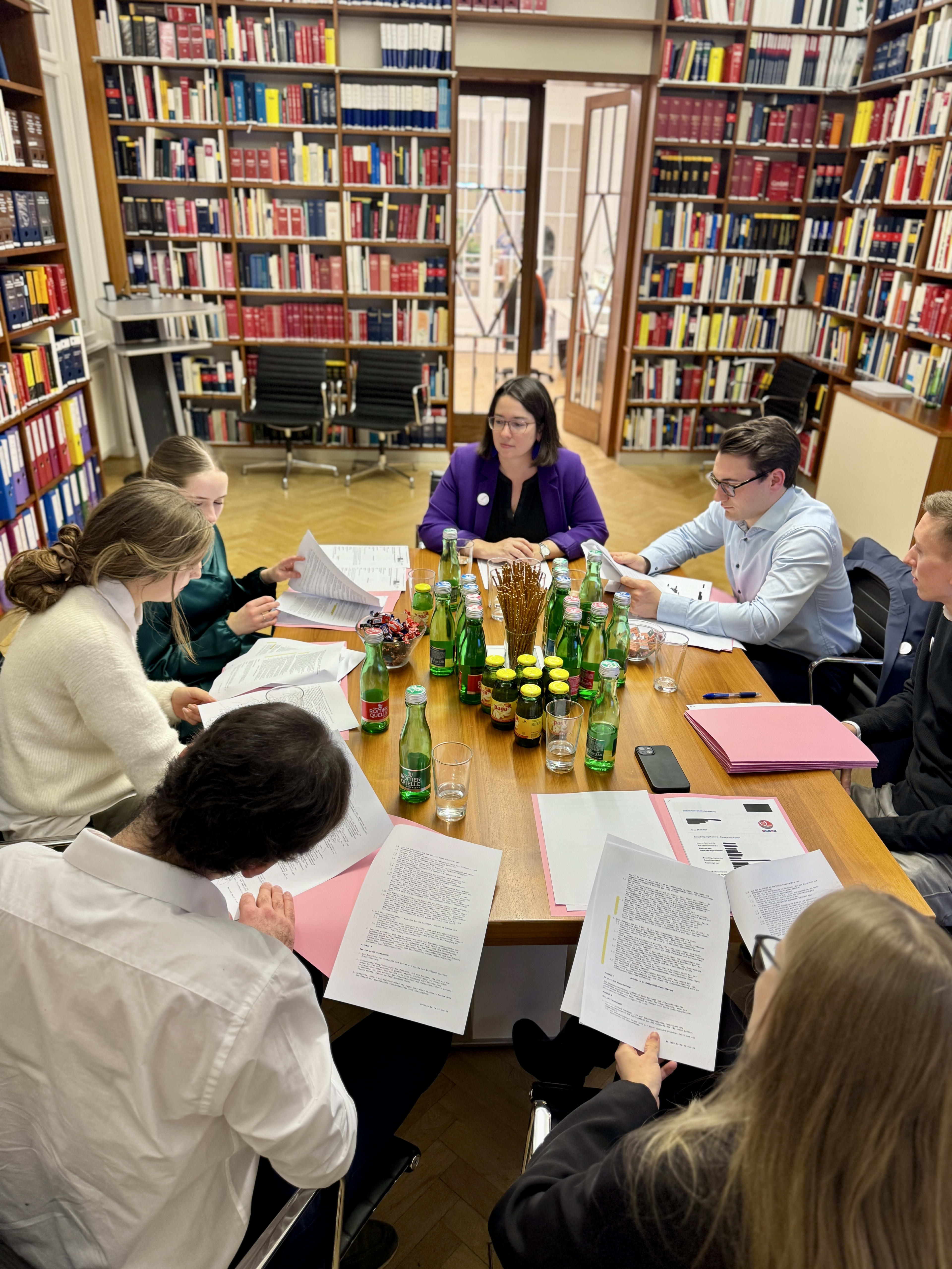 Aktenarbeit in der Bibliothek