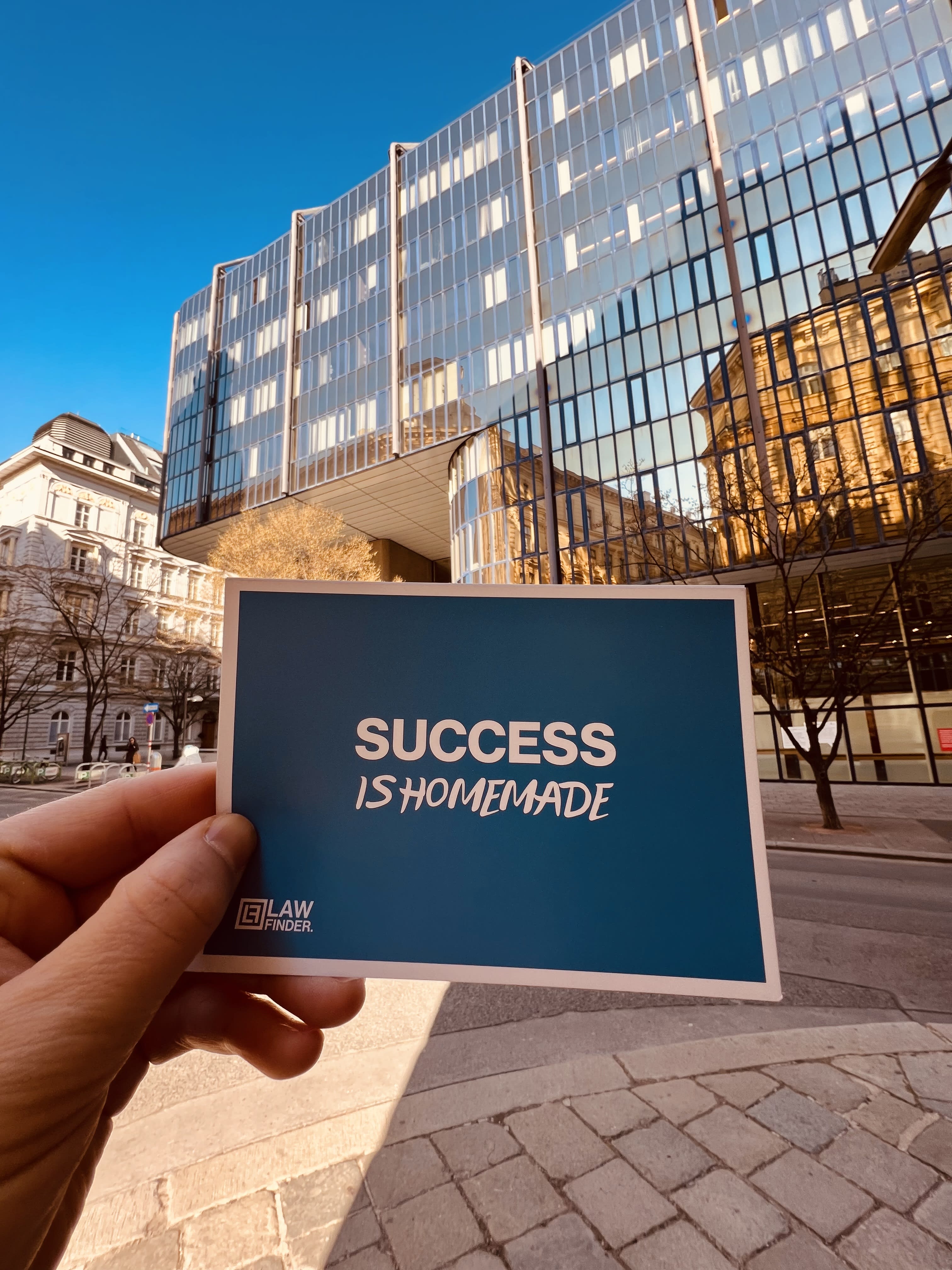 LawFinder Karte mit der Aufschrift Success is homemade